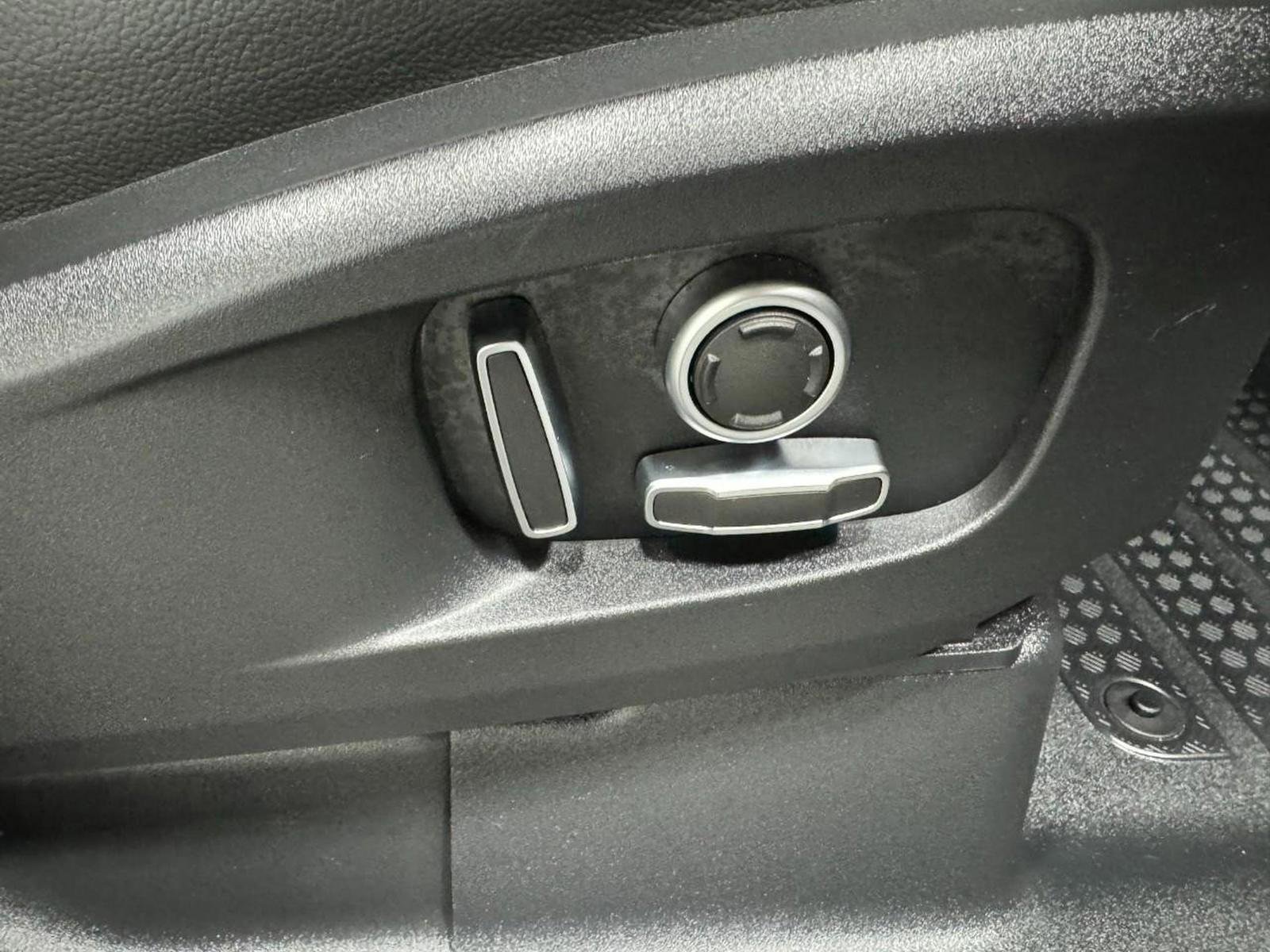 Used 2023 Land Rover Defender 130 SE image 18