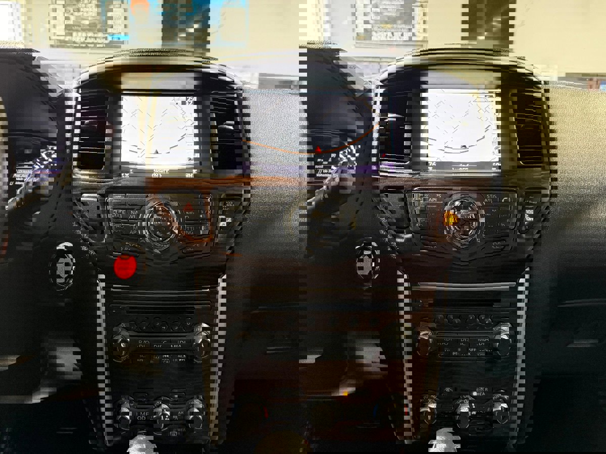 Used 2020 Nissan Pathfinder Platinum FWD image 18