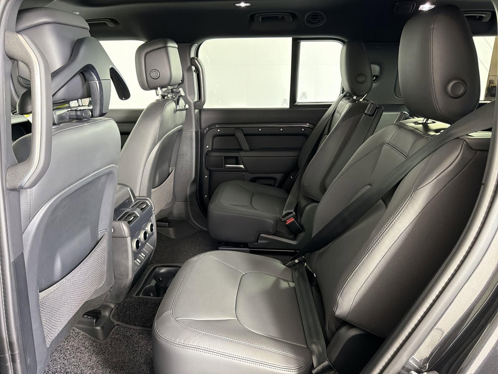 New 2026 Land Rover Defender 130 X-Dynamic SE image 26