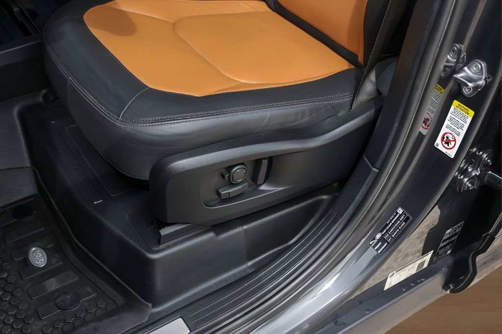 Used 2024 Land Rover Defender 110 X-Dynamic SE image 8