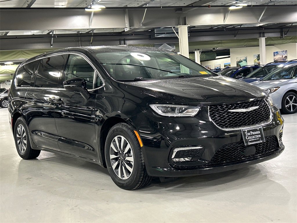 Used 2022 Chrysler Pacifica Touring-L image 1