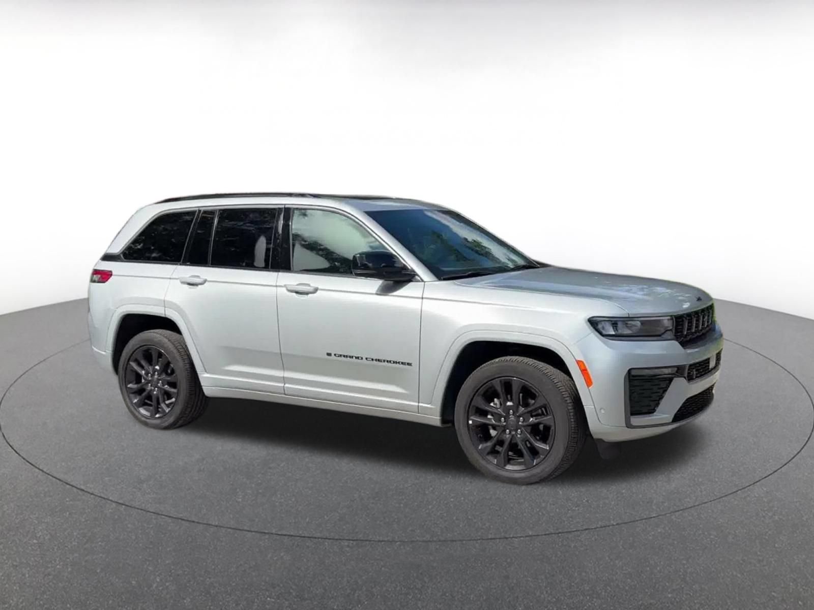 Used 2026 Jeep Grand Cherokee Limited AWD/4WD image 2