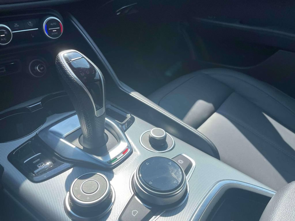 Used 2025 Alfa Romeo Giulia AWD image 30