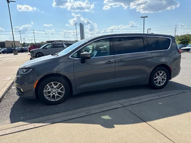 Used 2023 Chrysler Pacifica Touring-L FWD image 3
