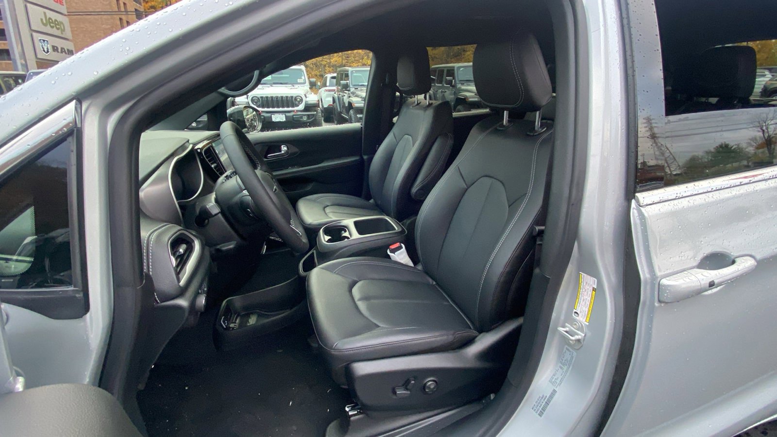 New 2026 Chrysler Pacifica Select AWD/4WD image 17
