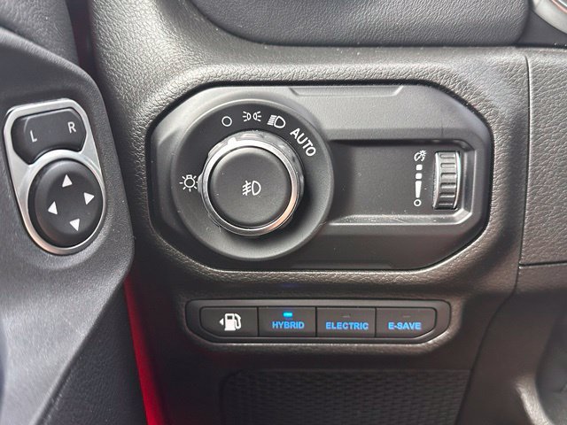 Used 2023 Jeep Wrangler Unlimited Sahara w/ Cold Weather Group AWD/4WD image 18