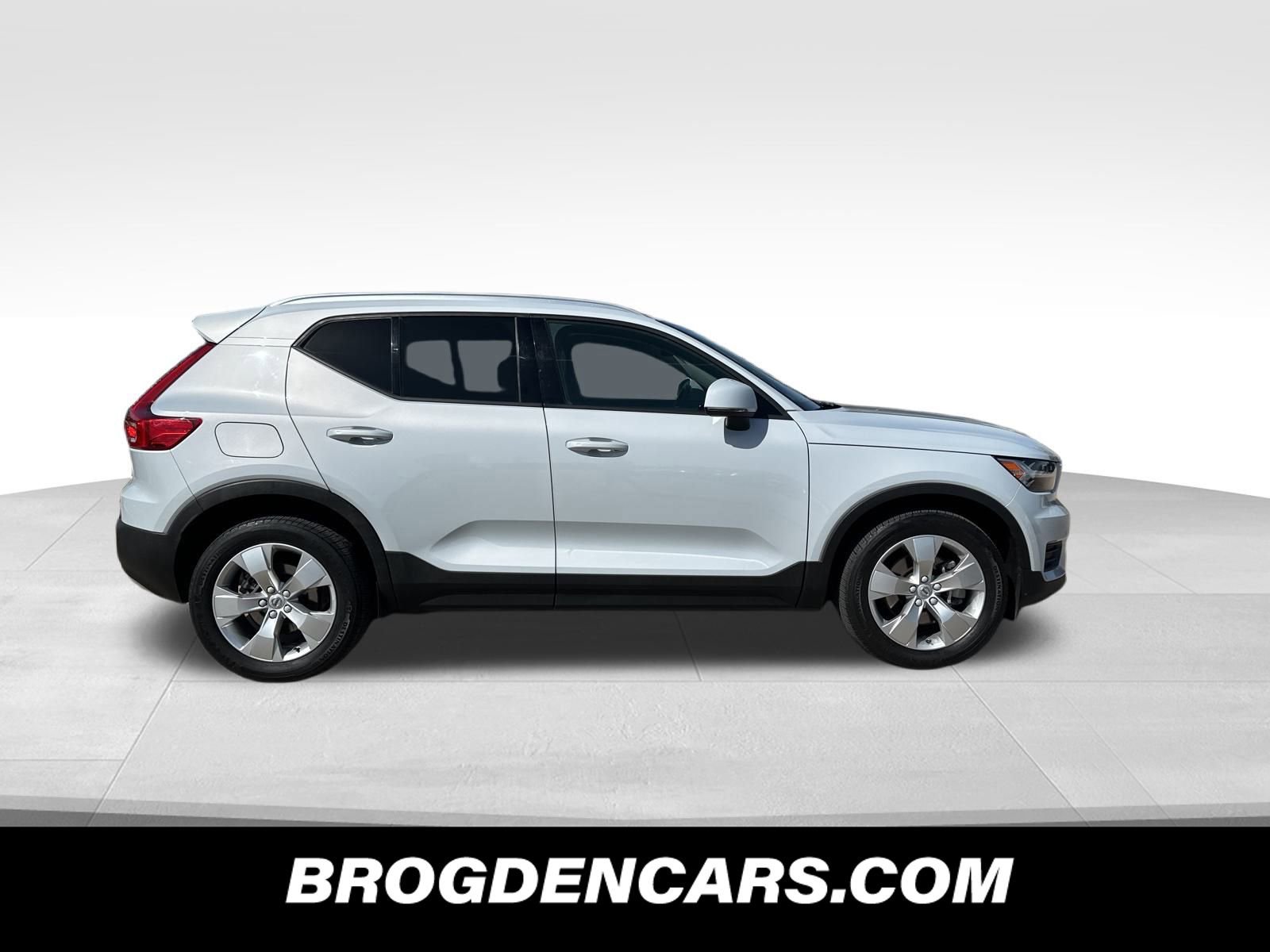 Used 2020 Volvo XC40 T5 Momentum image 2