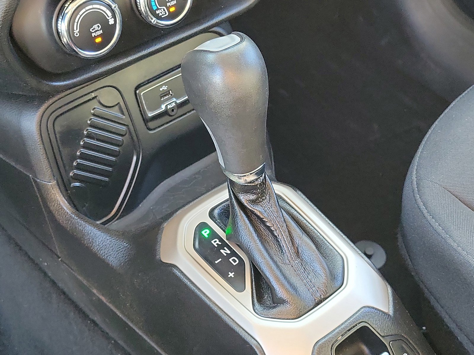 Used 2016 Jeep Renegade Latitude FWD image 25