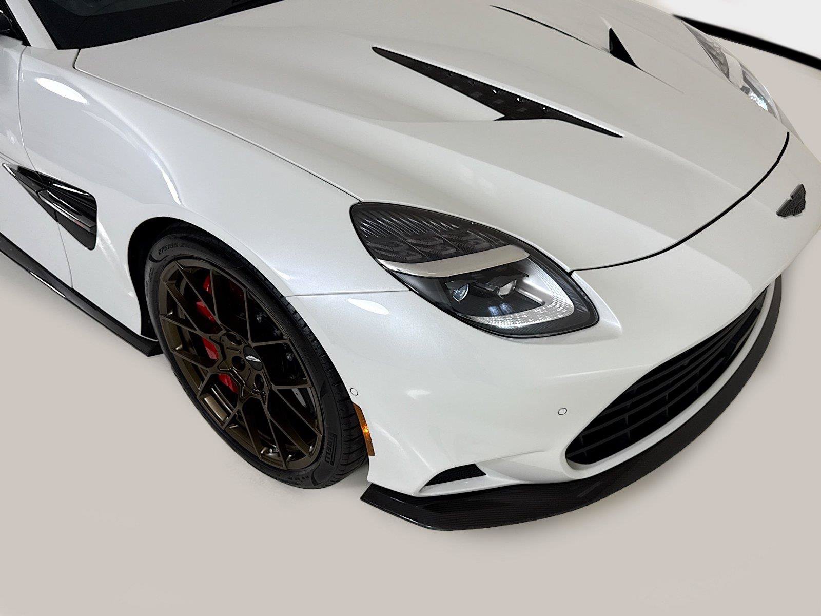 Used 2025 Aston Martin Vanquish RWD image 30