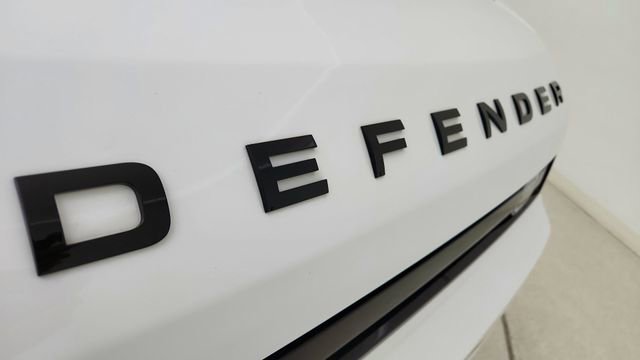 Used 2025 Land Rover Defender 90 X-Dynamic SE image 16