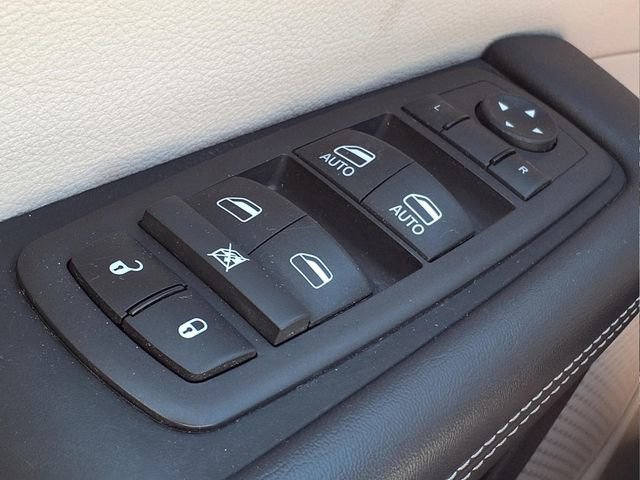 Used 2024 Chrysler Pacifica Touring-L FWD image 24