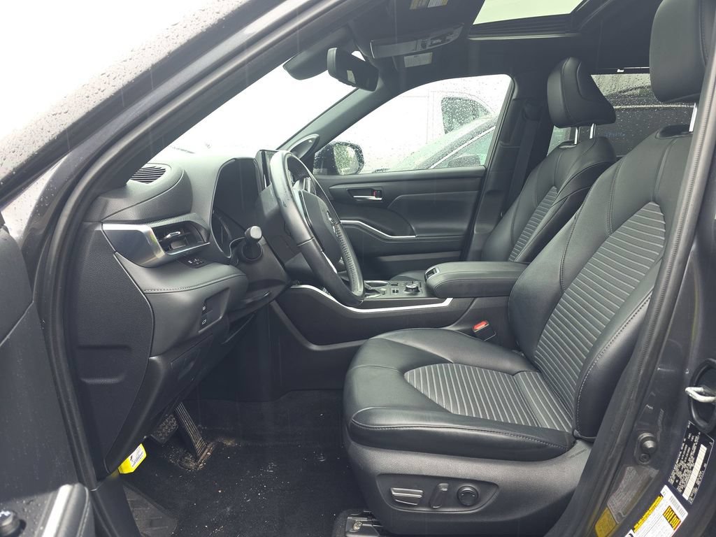 Used 2021 Toyota Highlander XSE AWD/4WD image 3