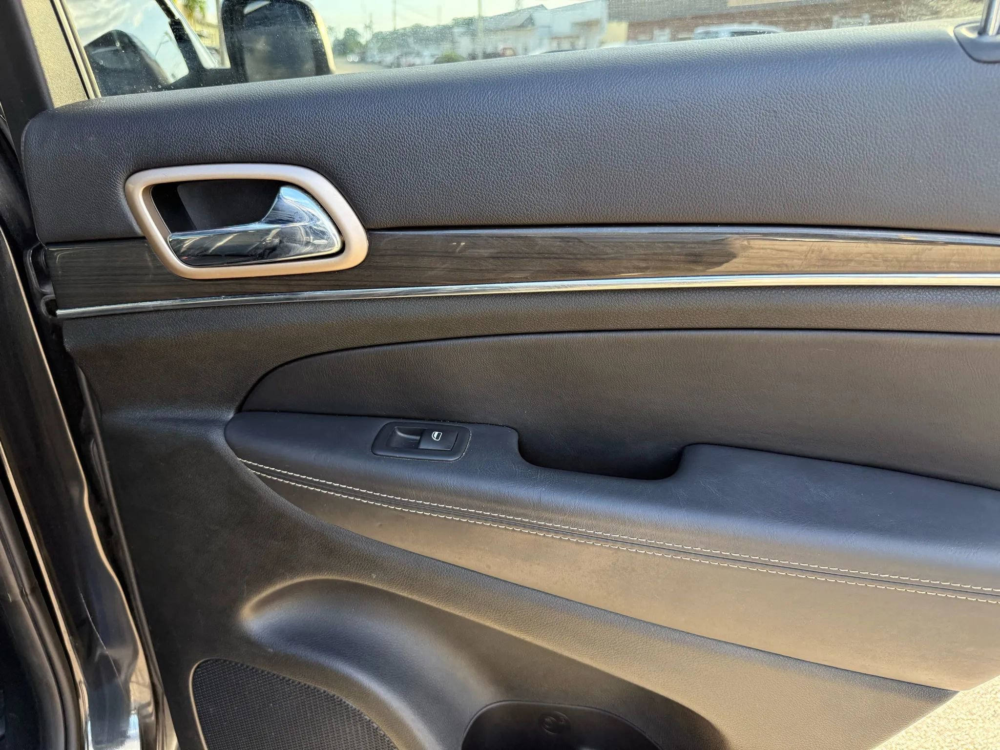 Used 2015 Jeep Grand Cherokee Overland w/ Trailer Tow Group IV image 26