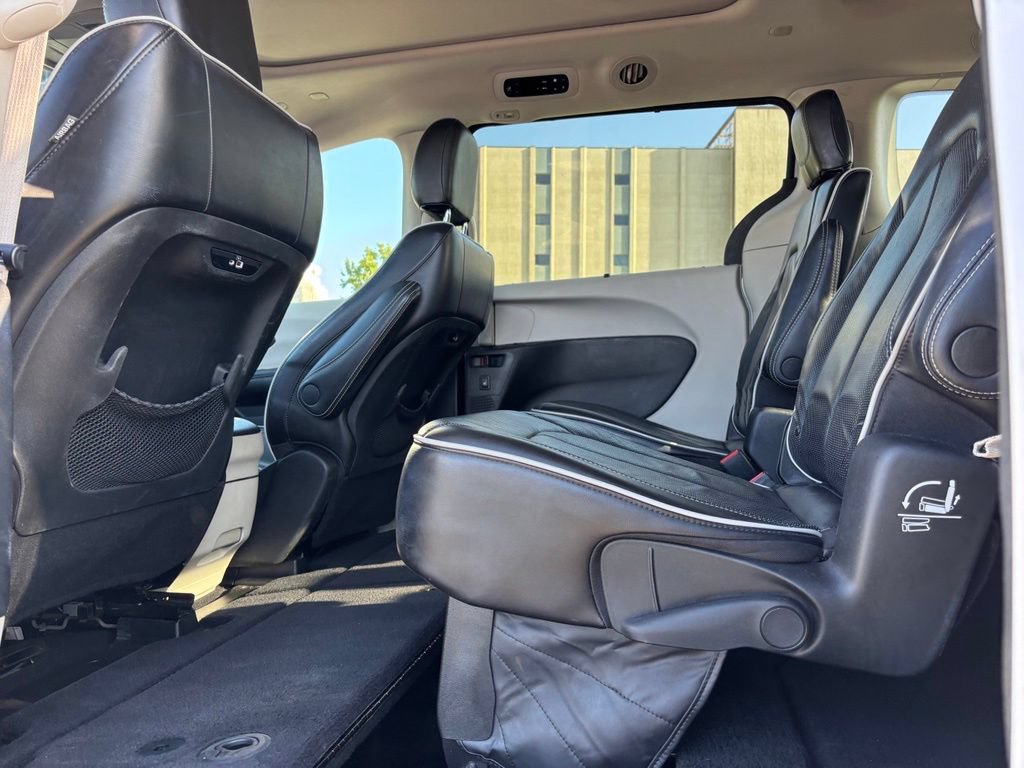 Used 2023 Chrysler Pacifica Limited FWD image 21