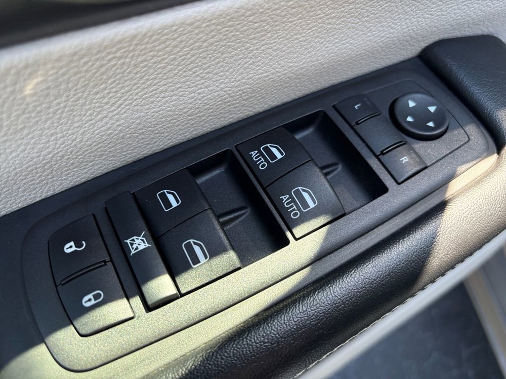 Used 2023 Chrysler Pacifica Touring-L FWD image 15