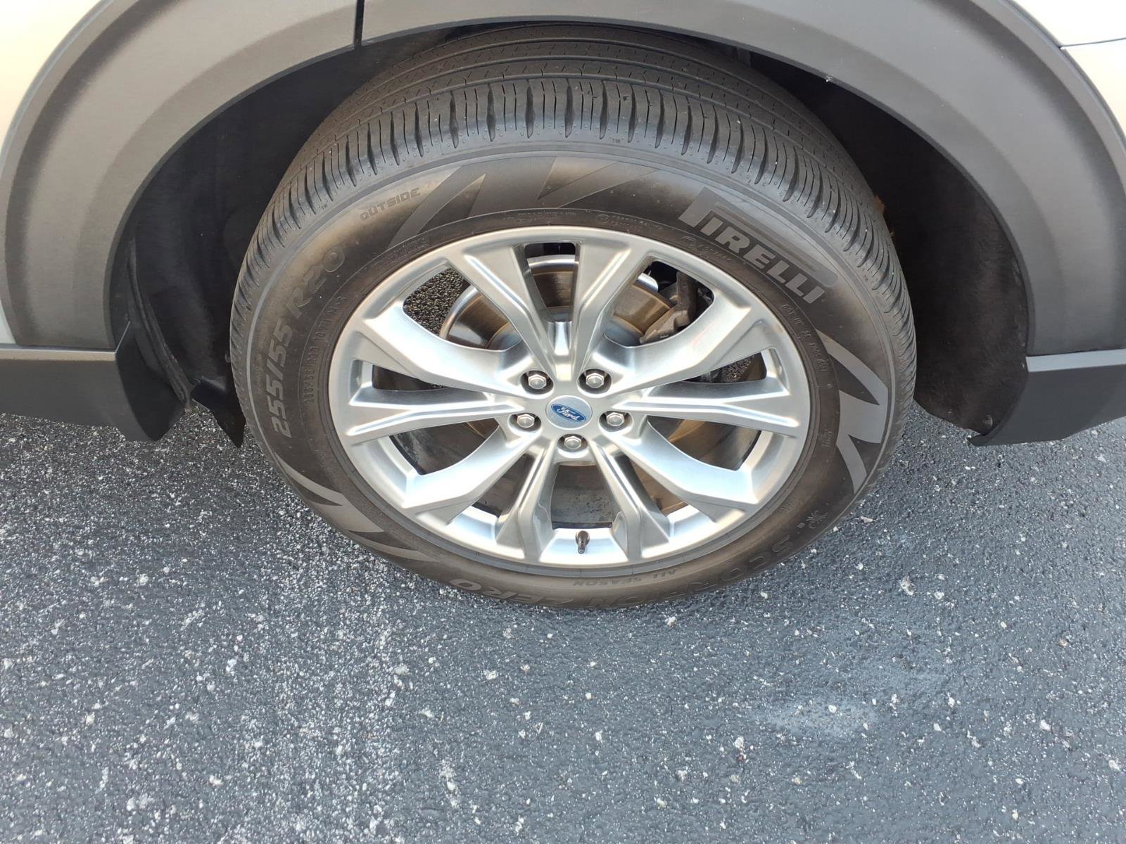 Used 2022 Ford Explorer Limited w/ Equipment Group 301A image 8