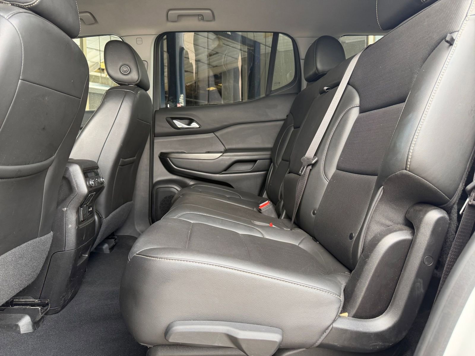 Used 2023 GMC Acadia SLT FWD image 28