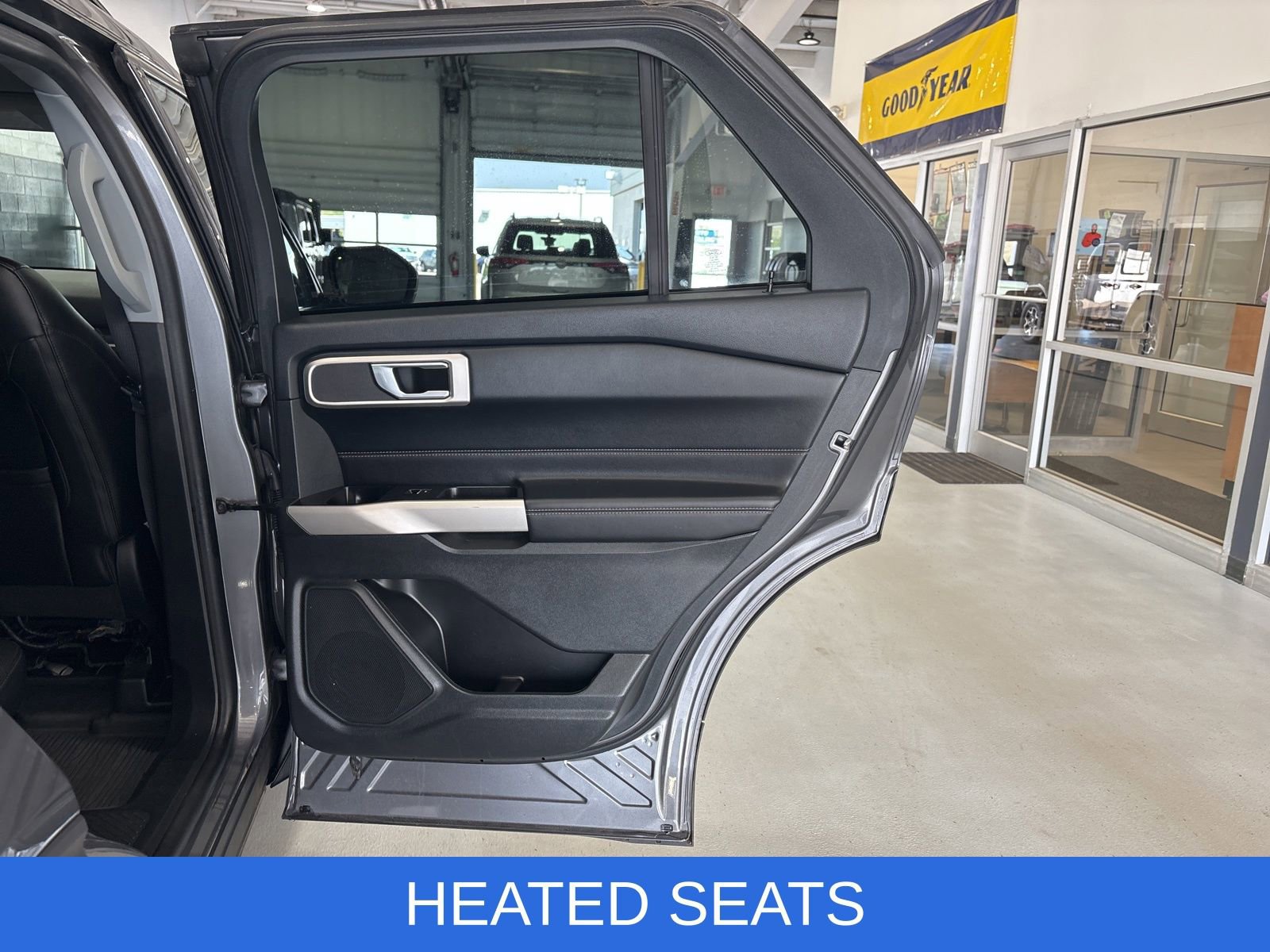 Used 2022 Ford Explorer XLT w/ Equipment Group 202A AWD/4WD image 18