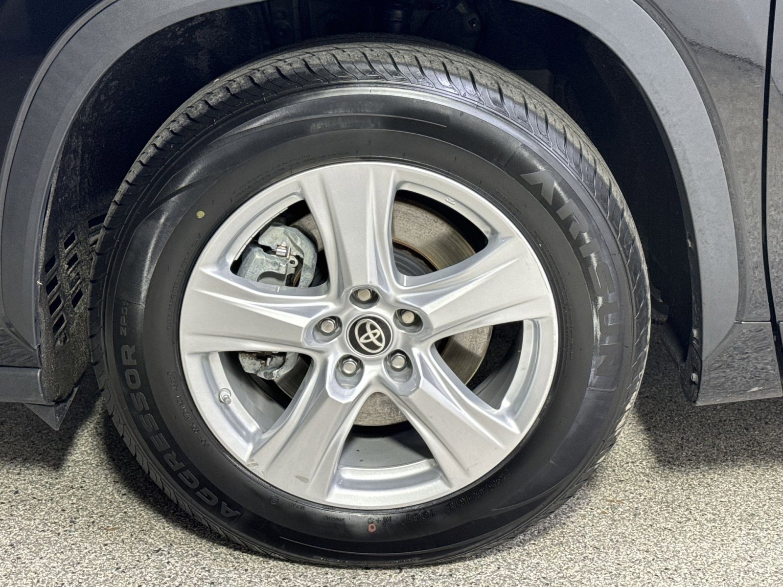 Used 2023 Toyota Highlander L image 16