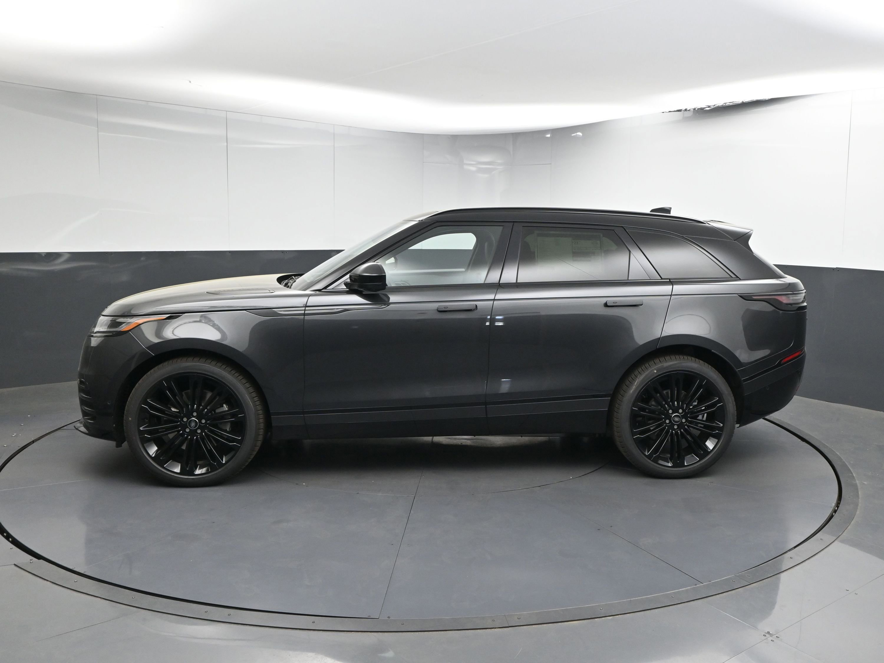 New 2026 Land Rover Range Rover Velar Dynamic SE image 2