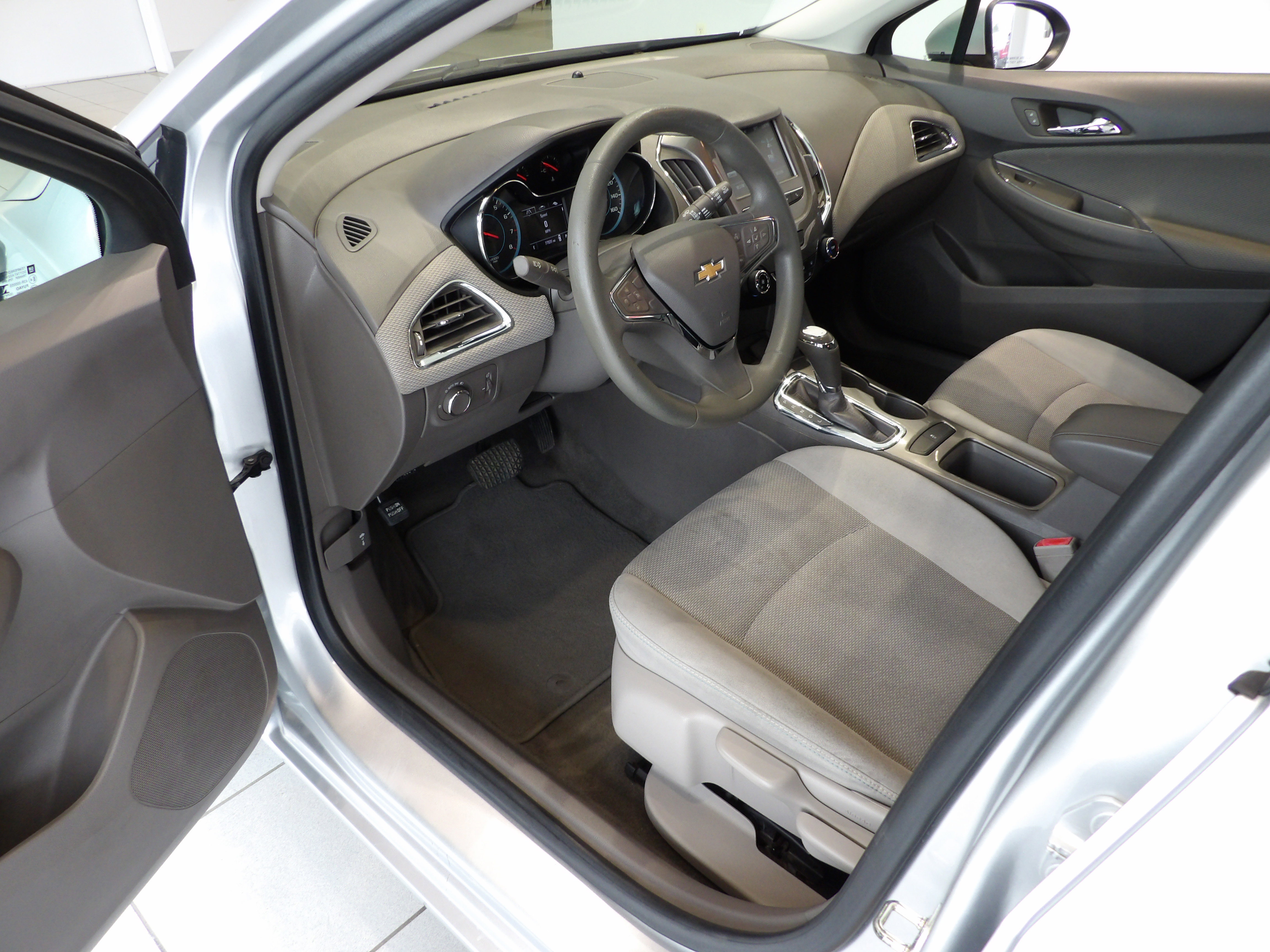 Used 2018 Chevrolet Cruze LT image 8