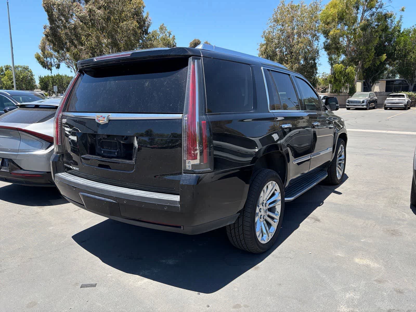 Used 2020 Cadillac Escalade Premium Luxury AWD/4WD image 3