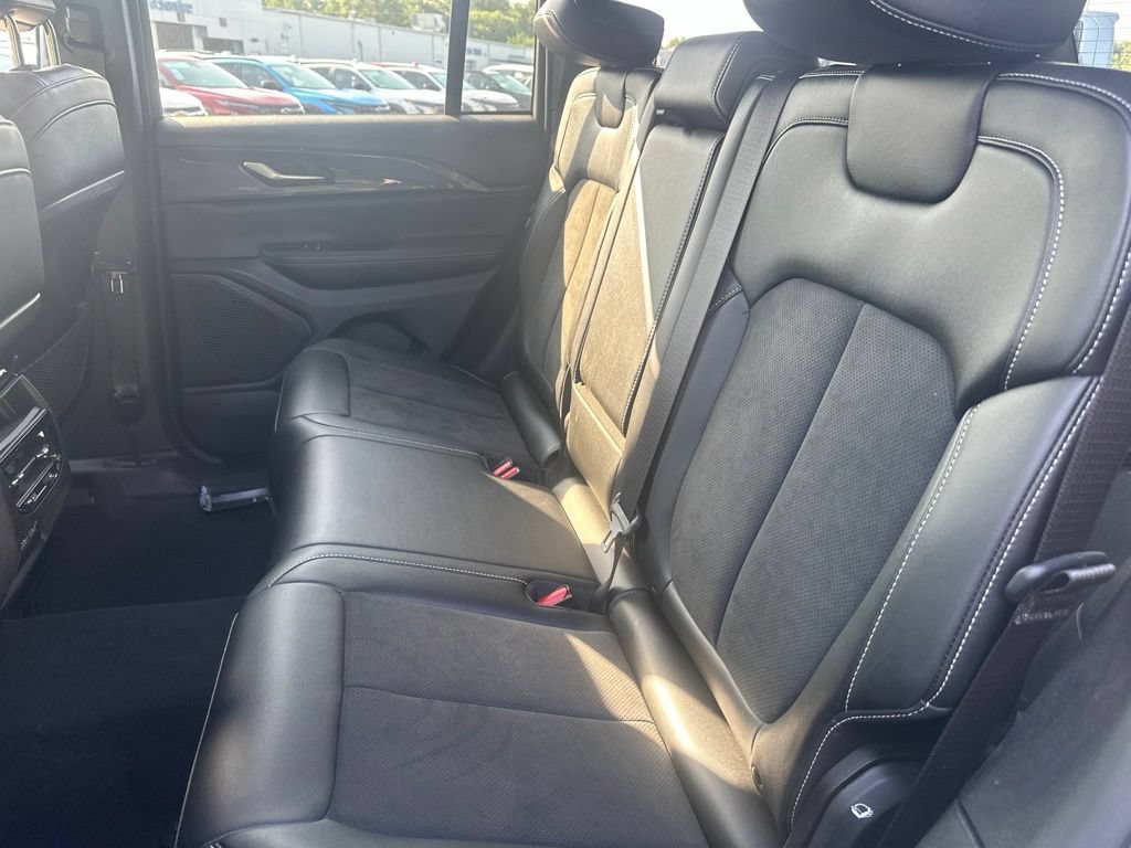 Used 2023 Jeep Grand Cherokee Altitude AWD/4WD image 12
