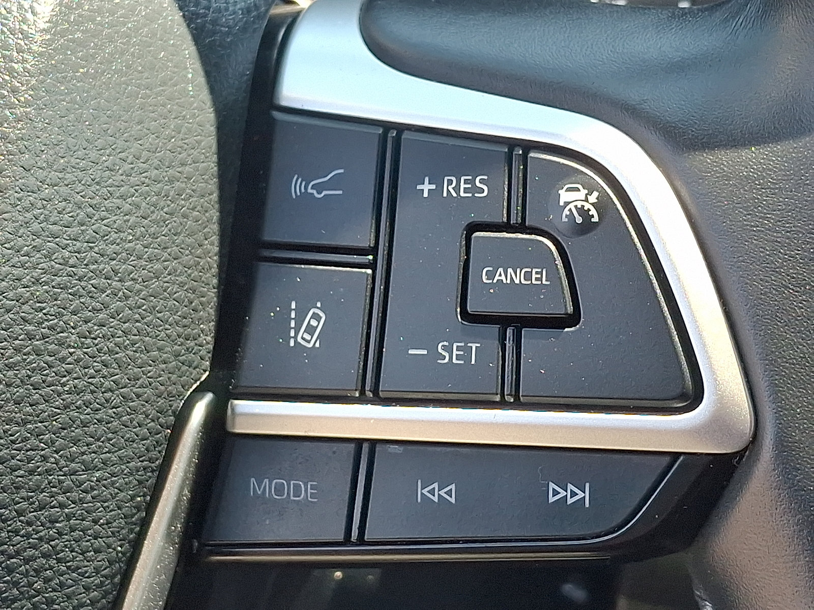 Used 2024 Toyota Highlander LE AWD/4WD image 22
