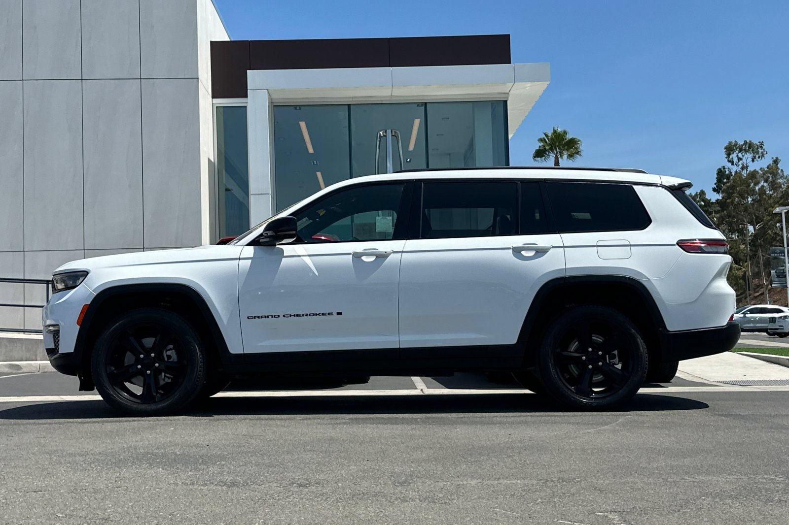 Used 2024 Jeep Grand Cherokee L Limited w/ Black Appearance Package AWD/4WD image 6