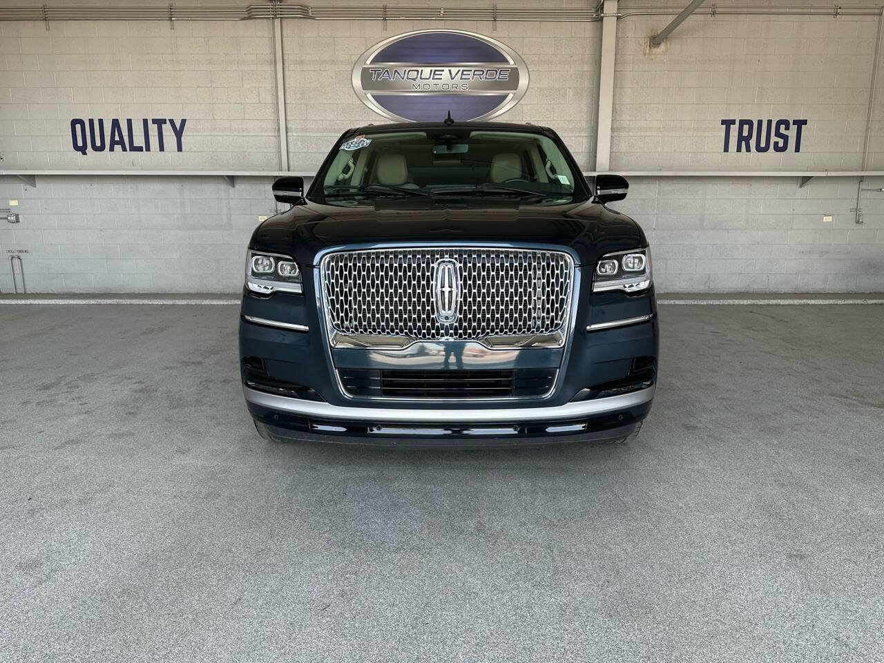 Used 2022 Lincoln Navigator 2WD image 2