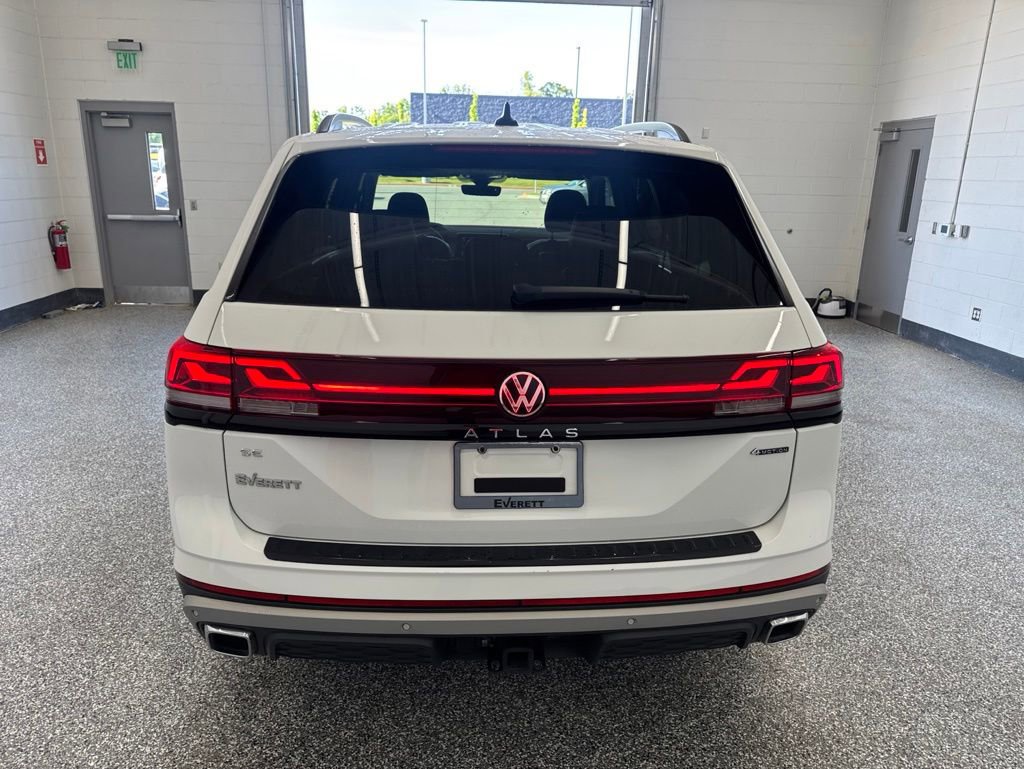 Certified 2025 Volkswagen Atlas Peak Edition SE AWD/4WD image 4