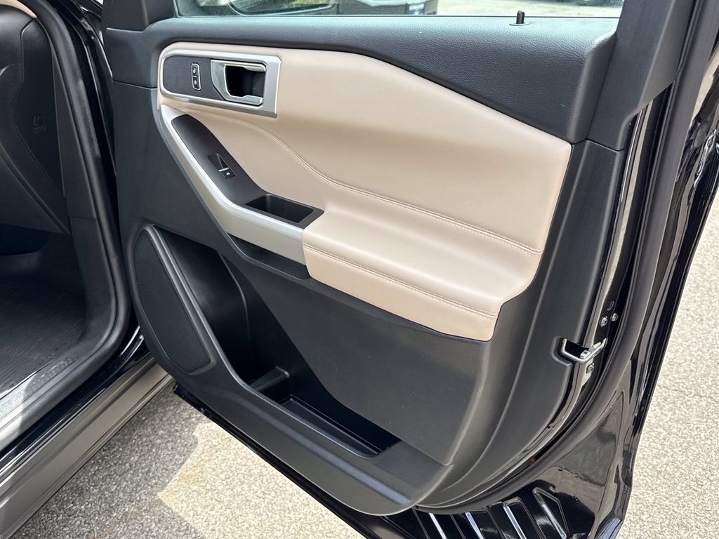 Used 2023 Ford Explorer XLT AWD/4WD image 30