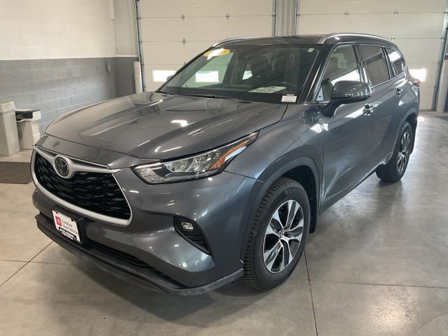 Used 2020 Toyota Highlander XLE AWD/4WD image 3