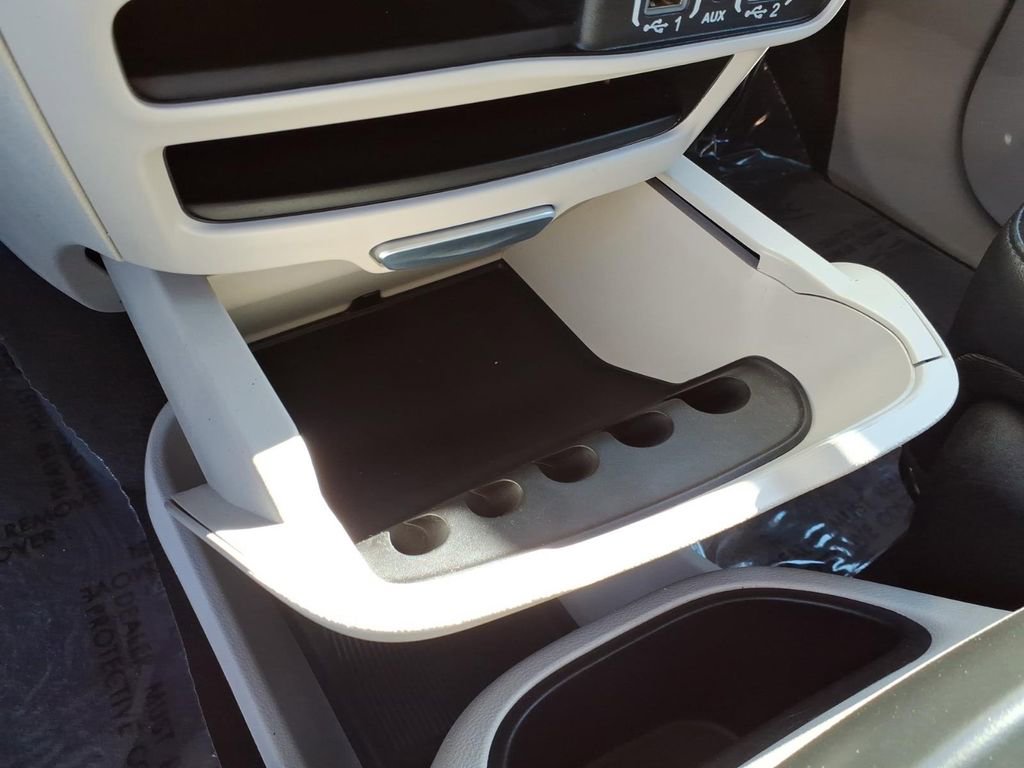 Used 2024 Chrysler Pacifica Touring-L FWD image 27
