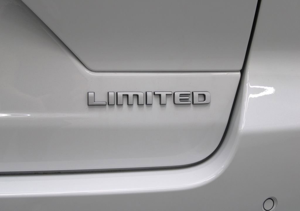 New 2025 Jeep Grand Cherokee Limited w/ Luxury Tech Group II image 39