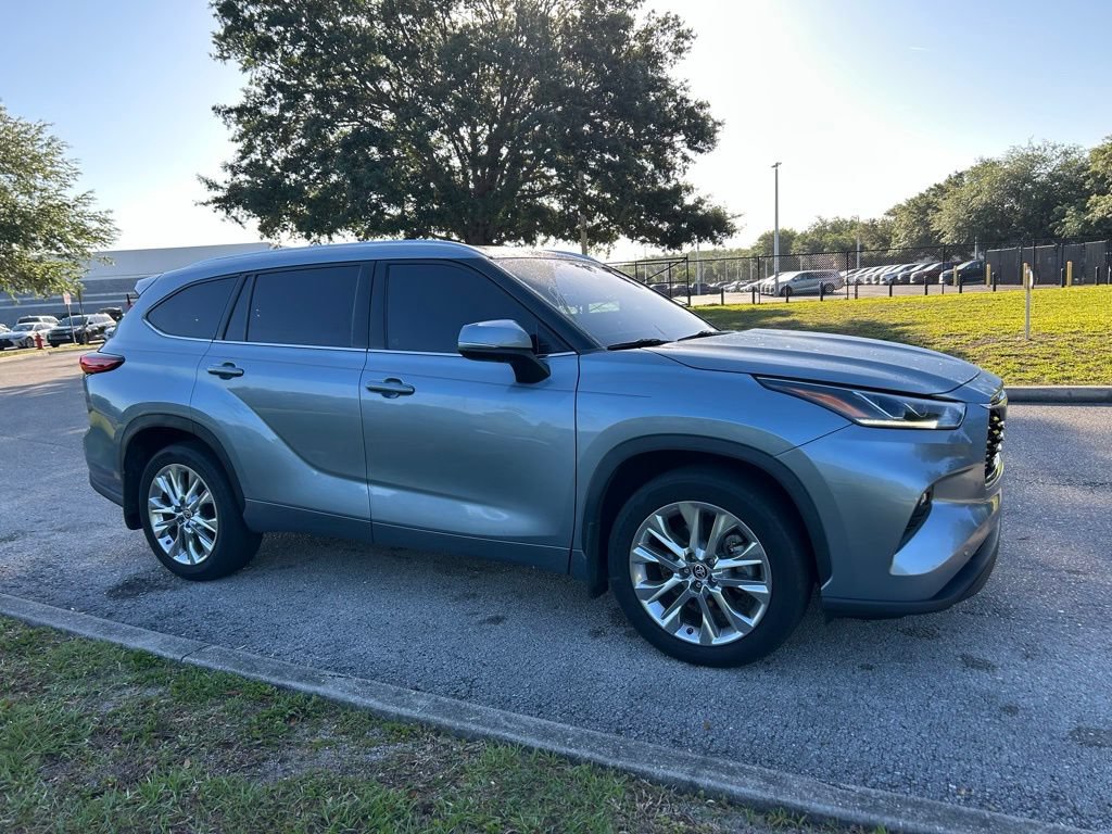 Used 2023 Toyota Highlander Limited FWD image 7