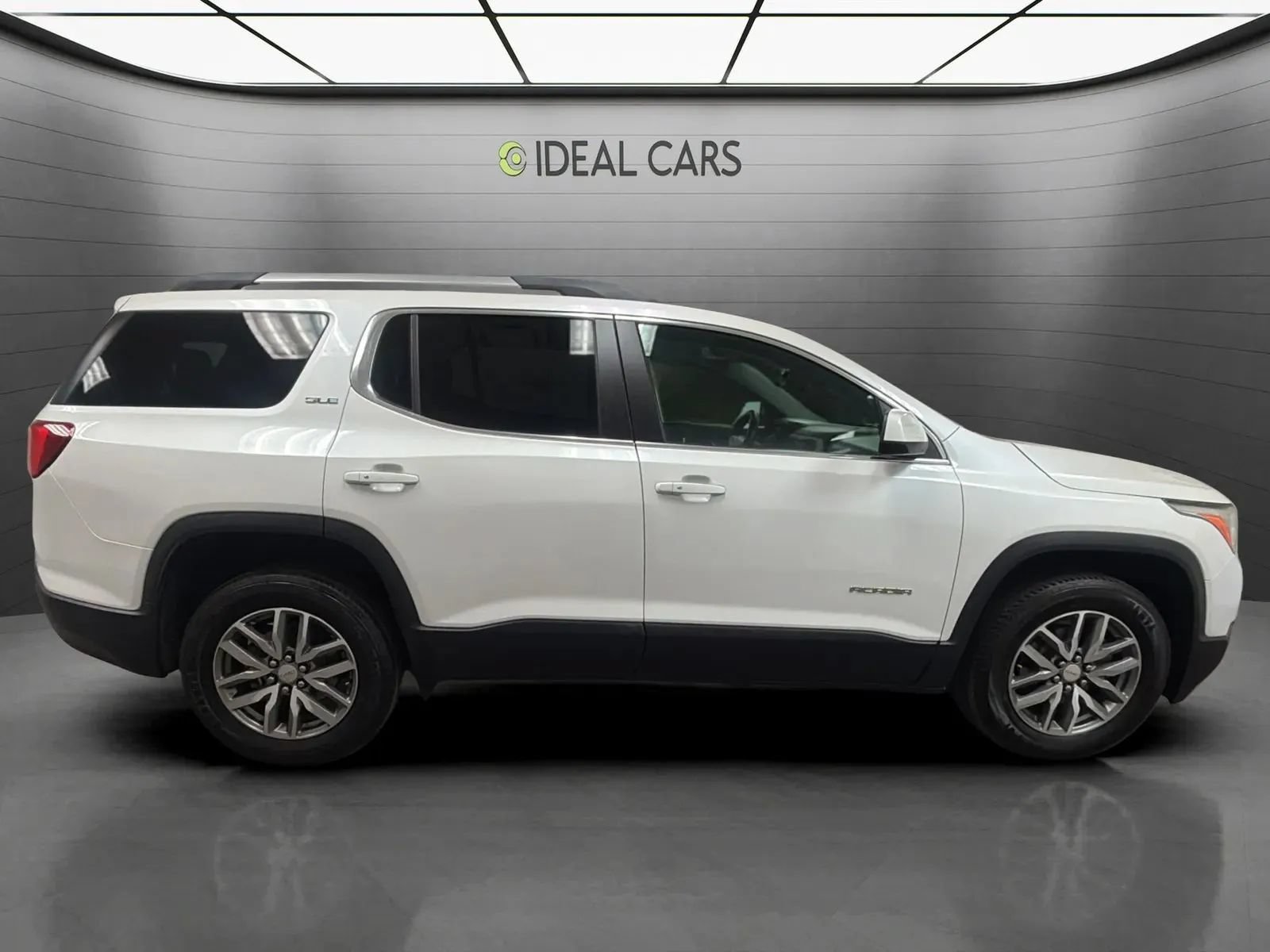 Used 2018 GMC Acadia SLE w/ LPO, Cargo Package FWD image 4