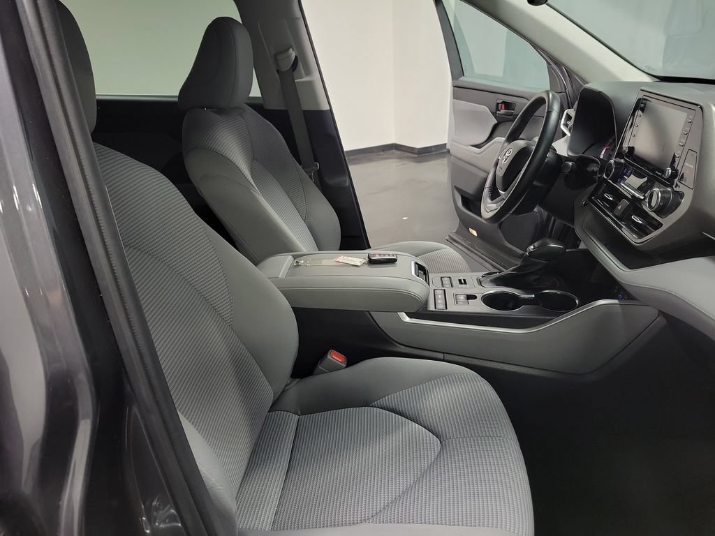 Used 2022 Toyota Highlander LE AWD/4WD image 23