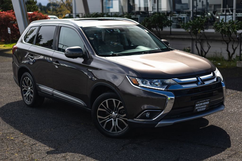 Used 2017 Mitsubishi Outlander GT AWD/4WD image 2