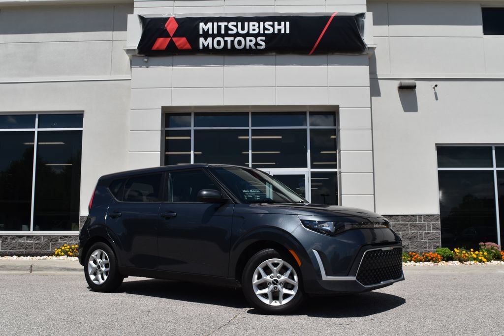 Used 2025 Kia Soul LX w/ LX Technology Package FWD image 1