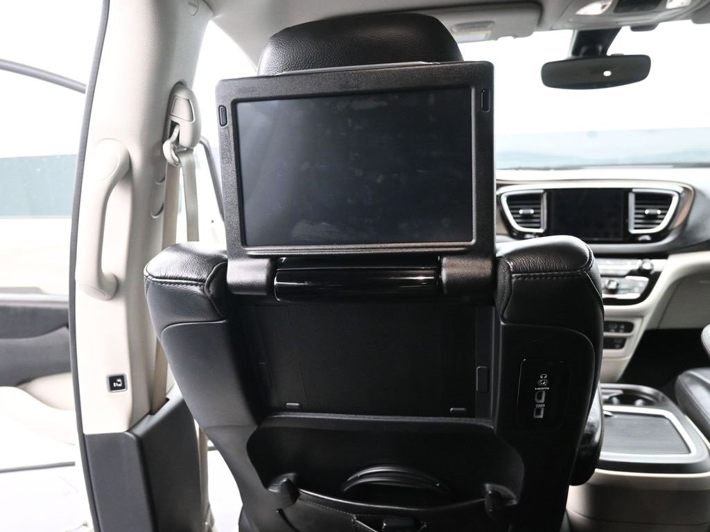 Used 2017 Chrysler Pacifica Touring-L Plus image 40