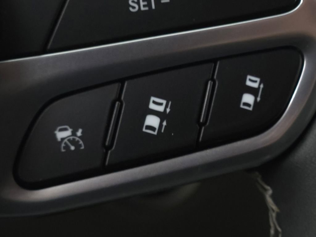 Used 2024 Chrysler Pacifica Touring-L image 6