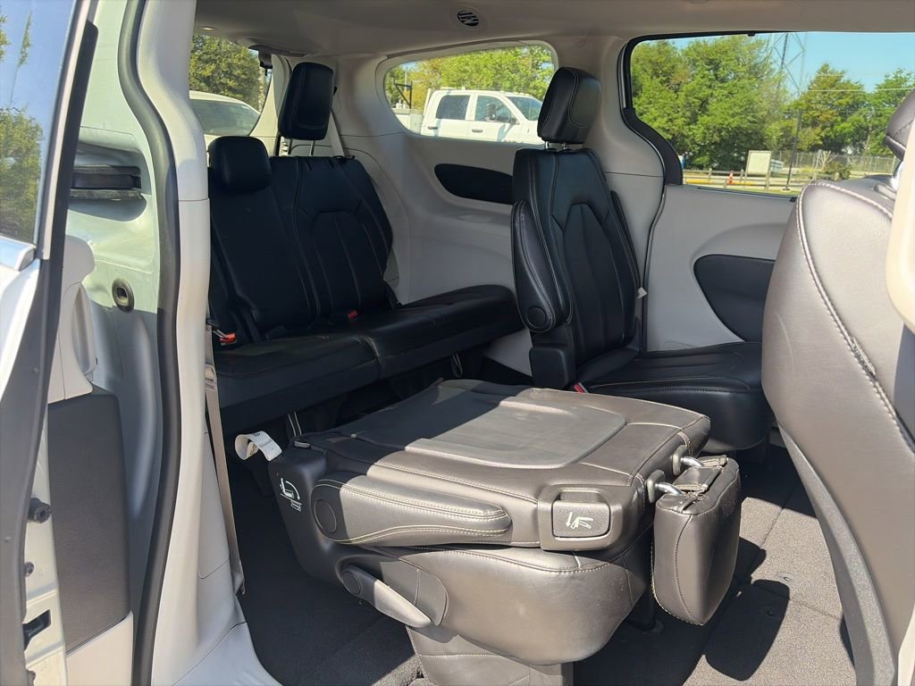 Used 2024 Chrysler Pacifica Touring-L FWD image 10