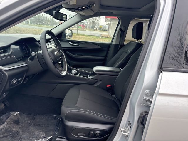 Used 2024 Jeep Grand Cherokee Laredo X image 23