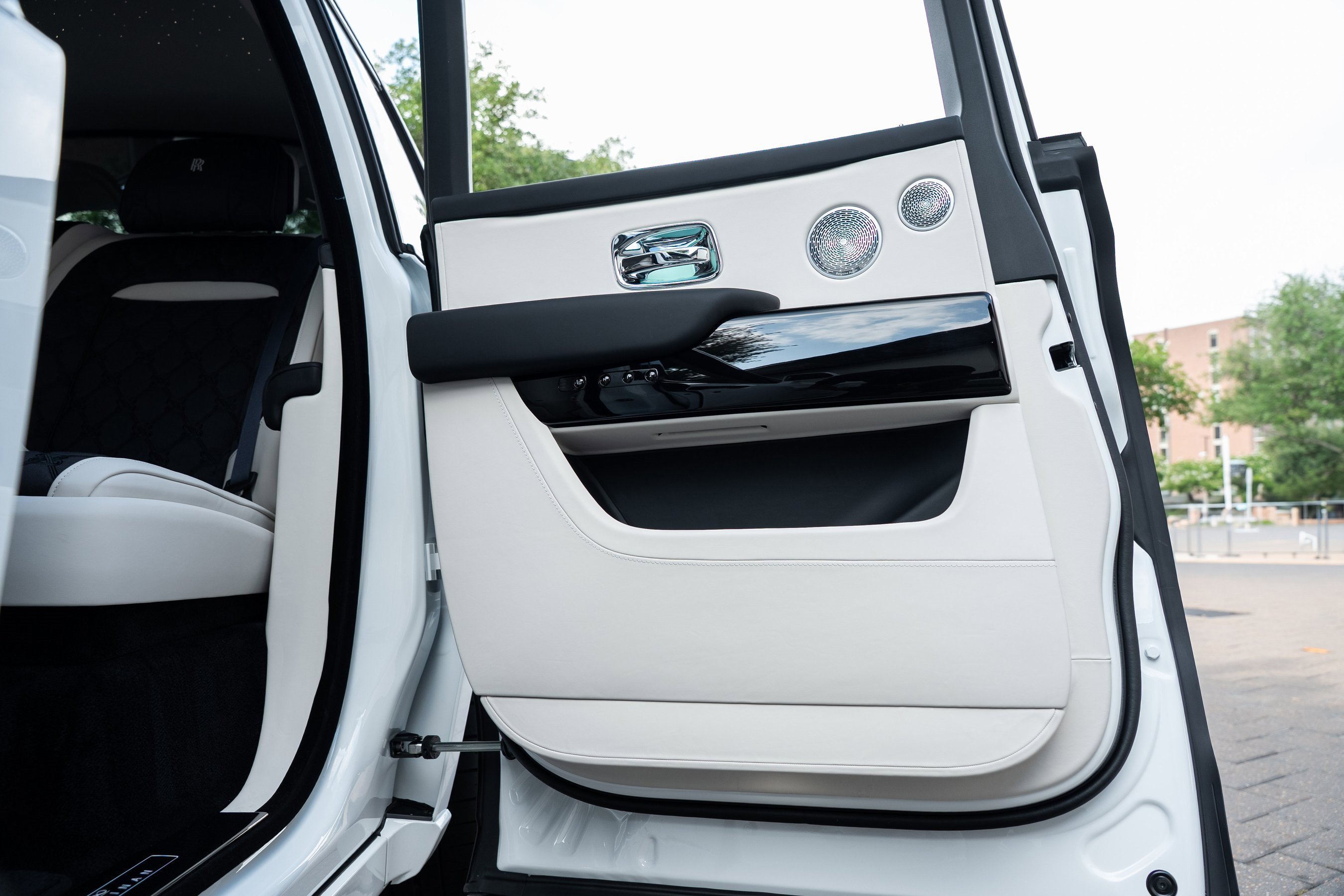 Used 2025 Rolls-Royce Cullinan Black Badge image 39