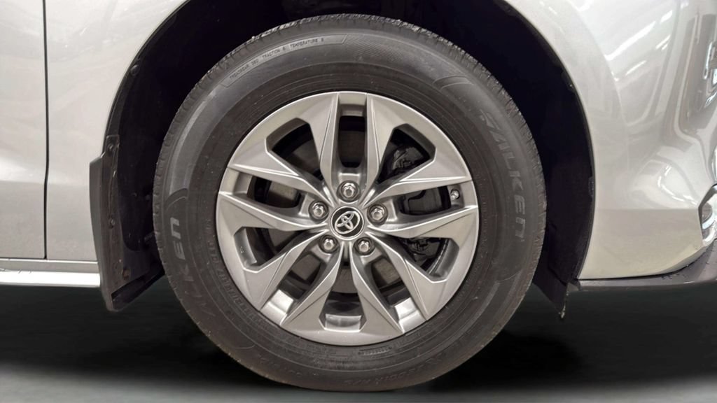 Used 2024 Toyota Sienna LE FWD image 41