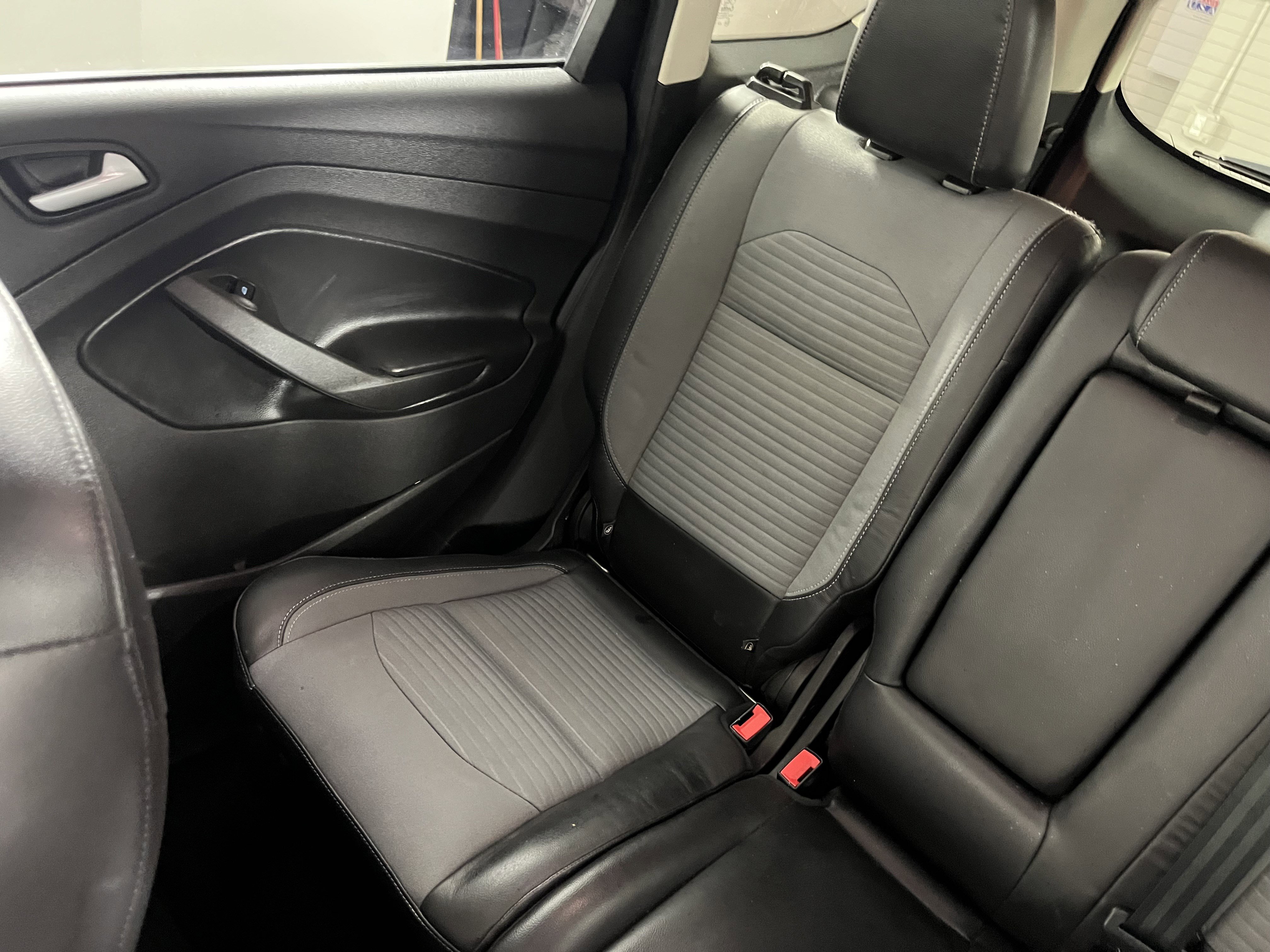 Used 2018 Ford Escape SE w/ SE Sport Appearance Package image 21