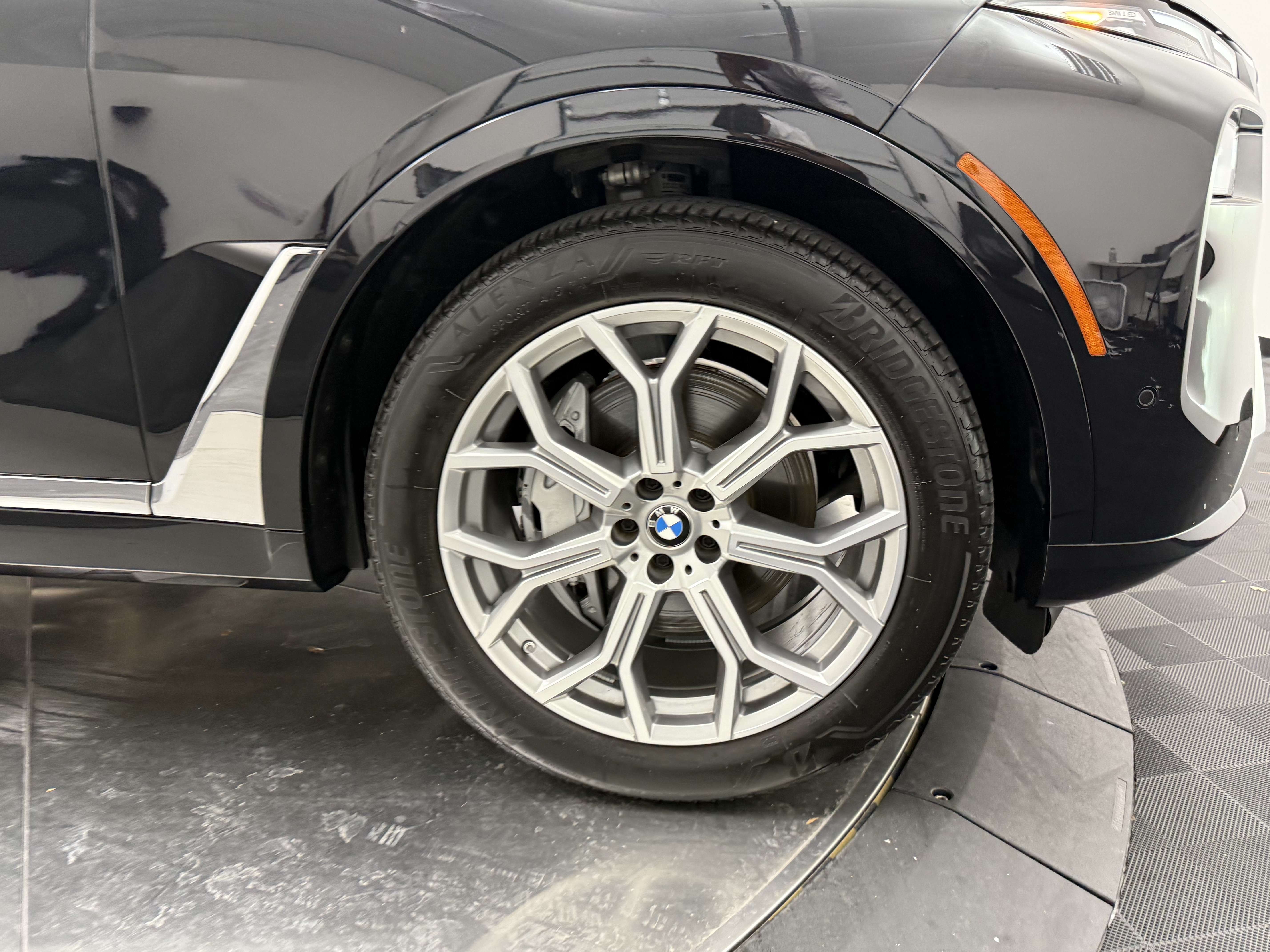Used 2025 BMW X7 xDrive40i w/ Premium Package AWD/4WD image 9