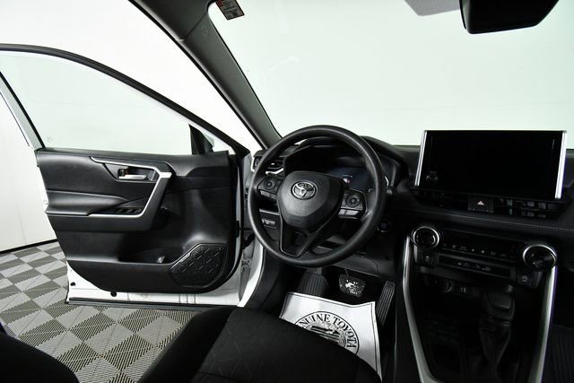 Used 2025 Toyota RAV4 XLE image 19