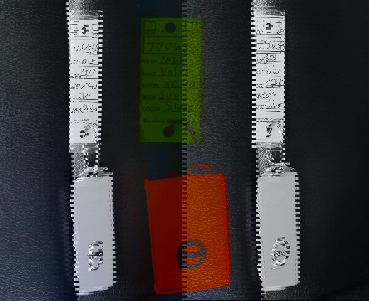 Used 2022 Volvo XC40 T4 Momentum image 53